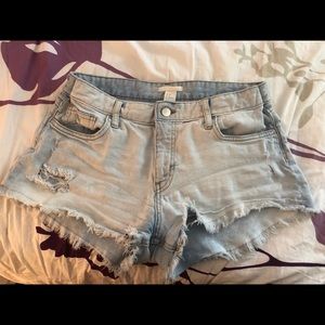 H&M Light Wash Distressed Jean Shorts!!